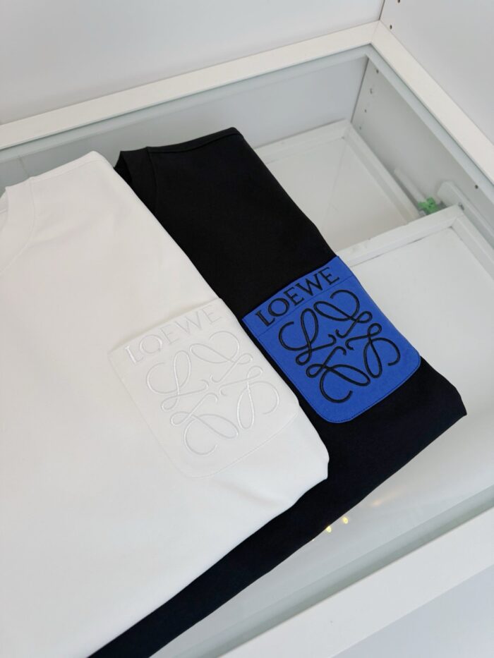 Camicia bianca e nera con patch blu, esposizione elegante in vetrina di moda di lusso.