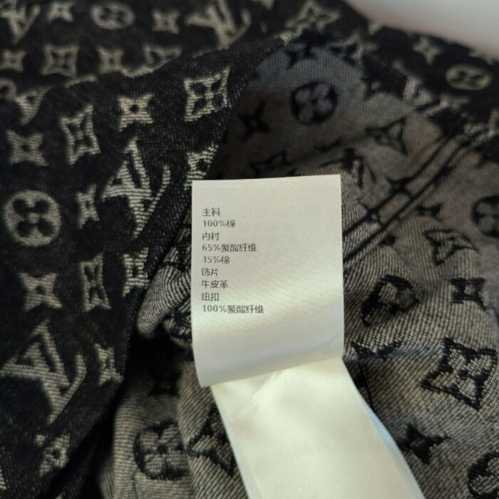 Etichetta autentica Louis Vuitton su tessuto elegante, dettagli di cura e qualità di lusso.