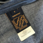 Etichetta di lusso Louis Vuitton, Made in Italy, con istruzioni e dettagli del brand.