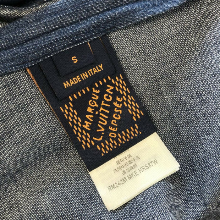Etichetta di lusso Louis Vuitton, Made in Italy, con istruzioni e dettagli del brand.