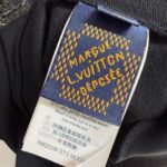 Etichetta di lusso Louis Vuitton con istruzioni di lavaggio e codice di riferimento.