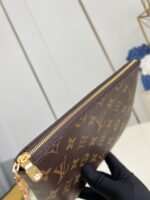 Pochette Louis Vuitton Monogram con zip dorato, elegante e raffinata, perfetta per ogni occasione.