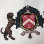Stemma di lusso con cani, foglie e banner blu, simbolo di prestigio e tradizione italiana.