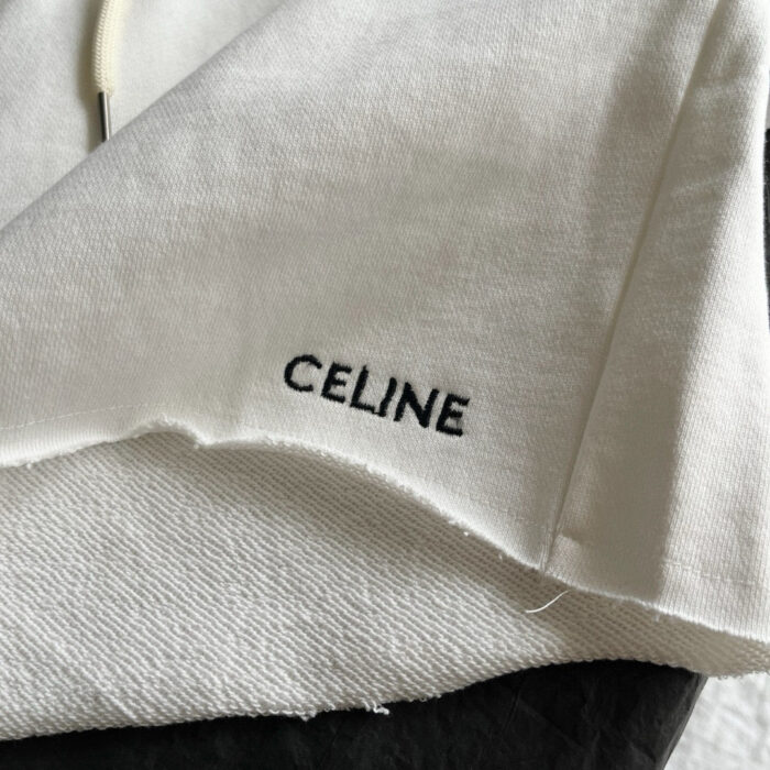 Etichetta Celine su maglione di lusso con dettagli sartoriali eleganti.