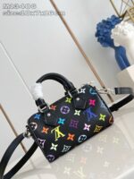 Borsa elegante colorata con logo moderno, perfetta per uno stile versatile e di tendenza.