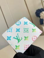 Portafoglio di lusso Louis Vuitton, bianco con motivi colorati e logo iconico raffinato.