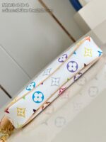 Custodia elegante in pelle sintetica con motivi floreali e stellati, ideale per scuola e ufficio.