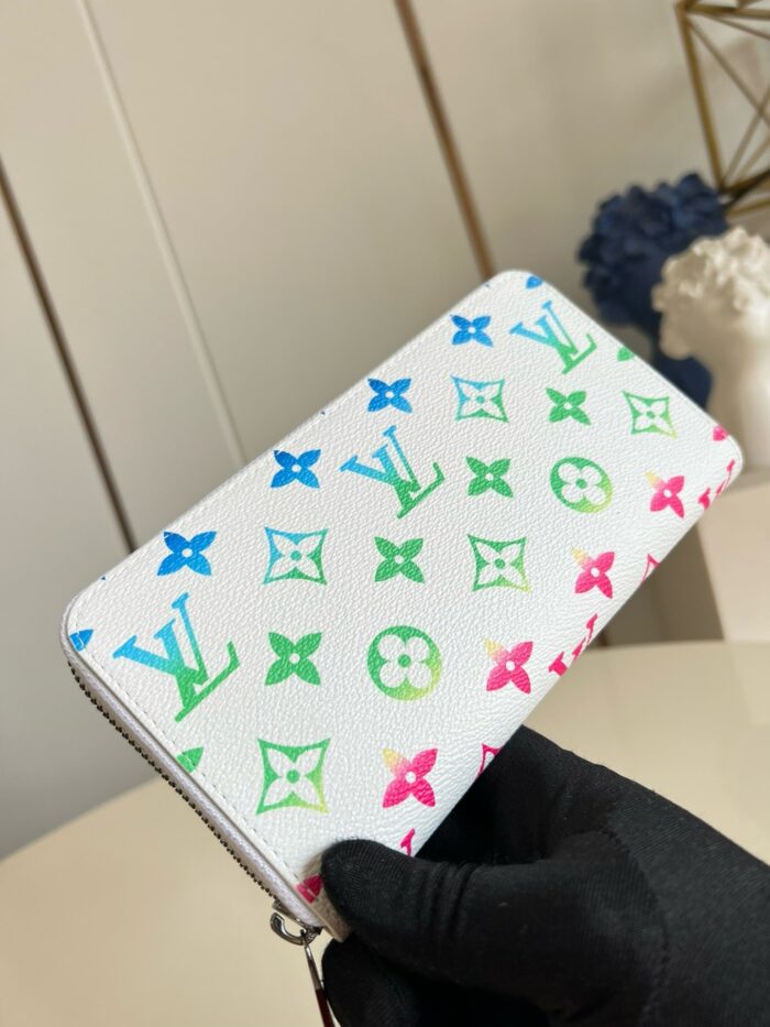 Portafoglio Louis Vuitton in pelle bianca con dettagli colorati e chiusura zip elegante.