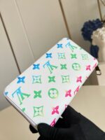 Portafoglio di lusso colorato con logo moderno, design vivace e stile elegante.