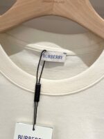Camicia Burberry cotone avorio, elegante, casual, con etichetta di qualità e stile distintivo.