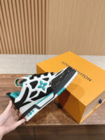 Sneaker di lusso Louis Vuitton con stampa mucca, dettagli turchesi e design moderno.