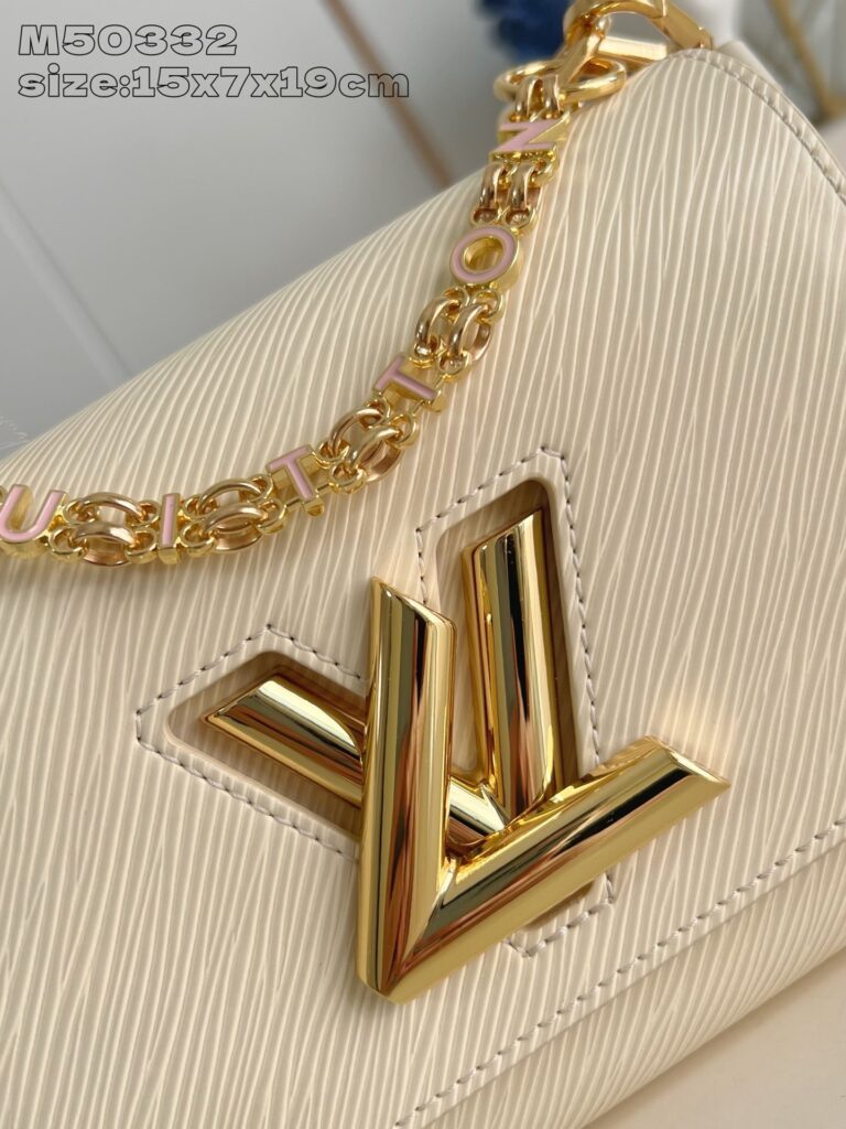 Borsa elegante Beige con Logo dOro e Catena in Stile Lusso Moderno.
