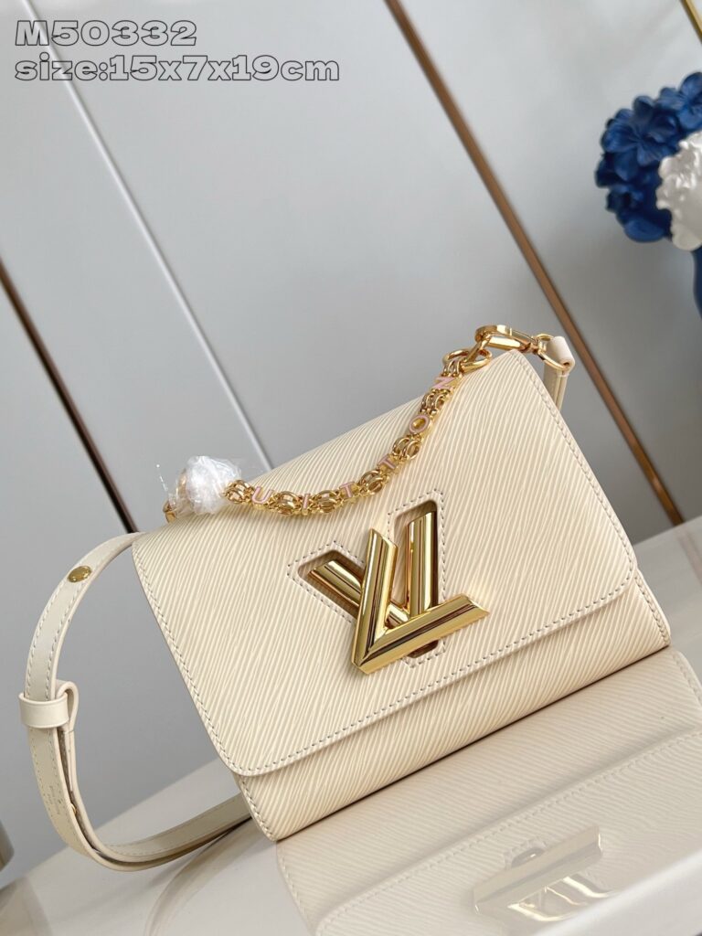 Elegante borsa cremie con logo dorato, tracolla metallica e dettagli di lusso raffinato.