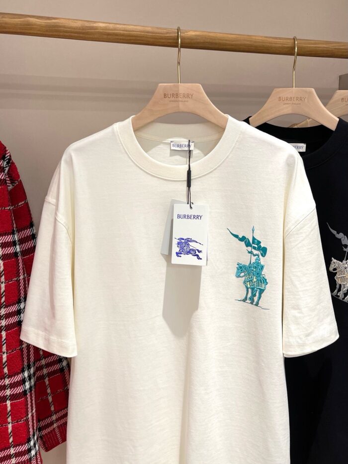 T-shirt Burberry crema con grafica moderna di cavaliere, stile elegante e di alta qualità.