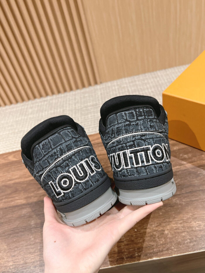 Scarpe Louis Vuitton in coccodrillo, eleganti e di lusso con logo visibile, sfondo neutro.