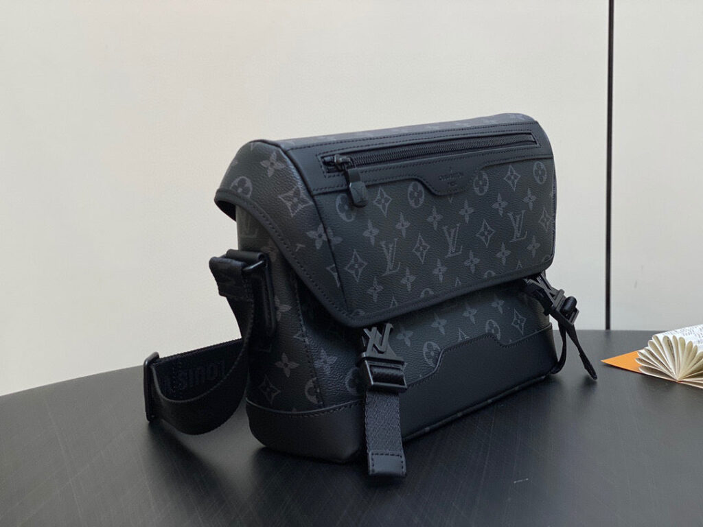 Borsa elegante nera monogrammata crossbody, stile moderno e pratica per ogni occasione.