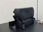 Borsa elegante nera monogrammata crossbody, stile moderno e pratica per ogni occasione.