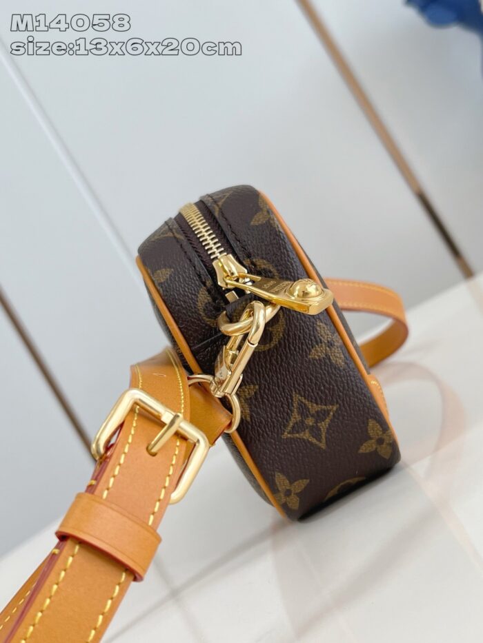 Elegante tracolla Louis Vuitton monogram in pelle e canvas di lusso, senza hardware appariscente.