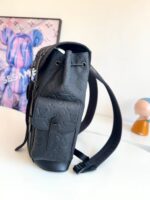 Borsa cilindrica in pelle nera con dettaglio di lusso e tracolla regolabile elegante.