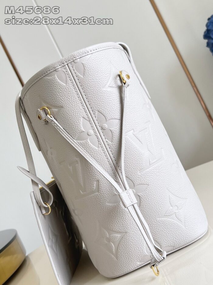 Borsa Louis Vuitton grigia cilindrica con chiusura a coulisse e dettagli dorati elegante e versatile.