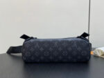 Borsa cilindrica Louis Vuitton nera in pelle di lusso, elegante e versatile.