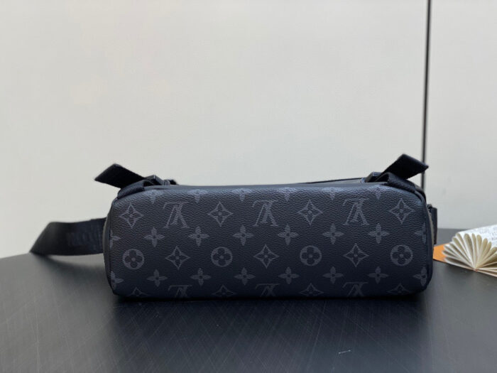 Borsa cilindrica Louis Vuitton nera in pelle di lusso, elegante e versatile.