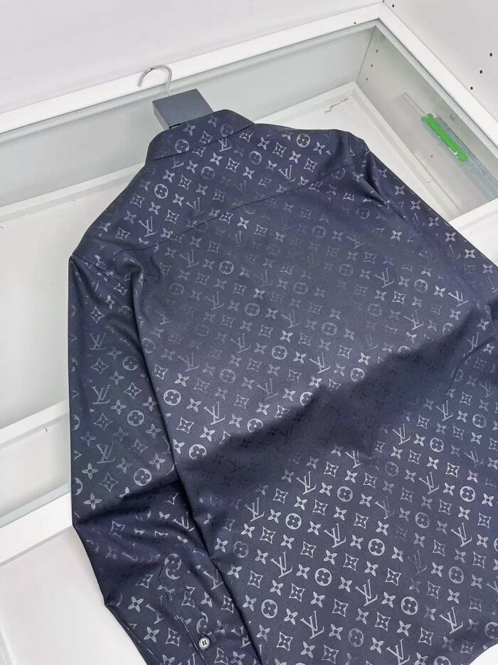 Camicia uomo navy di lusso con pattern logo elegante e dettagli raffinati.