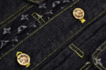 Jeans nero Louis Vuitton con ricami eleganti, stitching gialla e bottoni in ottone firmati.