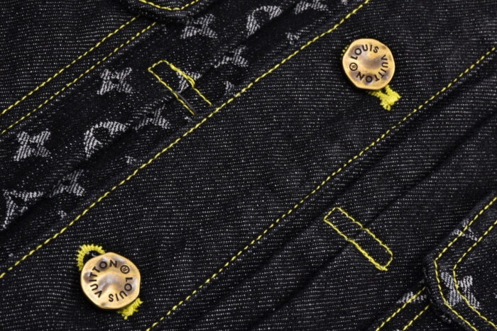 Jeans nero Louis Vuitton con ricami eleganti, stitching gialla e bottoni in ottone firmati.