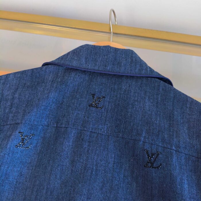 Giacca in jeans Louis Vuitton con logo ricamato, stile casual e di lusso.