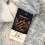 Etichetta di jeans di lusso Made in Italy Vuitton, dettagli eleganti e autentici.