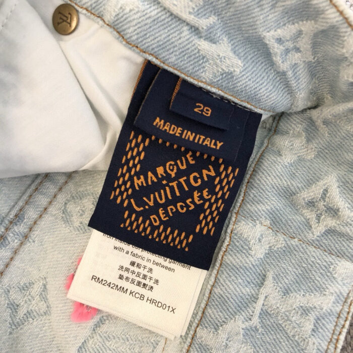 Etichetta di jeans di lusso Made in Italy Vuitton, dettagli eleganti e autentici.