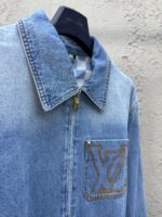 Giacca di jeans chiara con logo elegante, dettagli curati e stile casual raffinato.