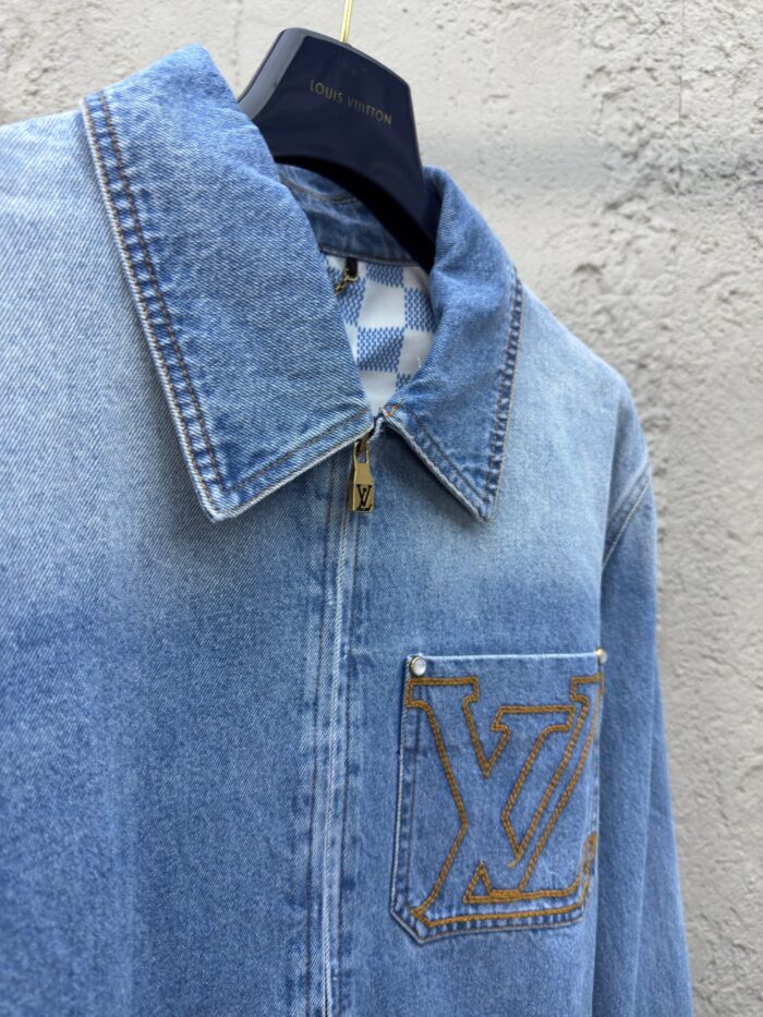 Giacca di jeans chiara con logo elegante, dettagli curati e stile casual raffinato.