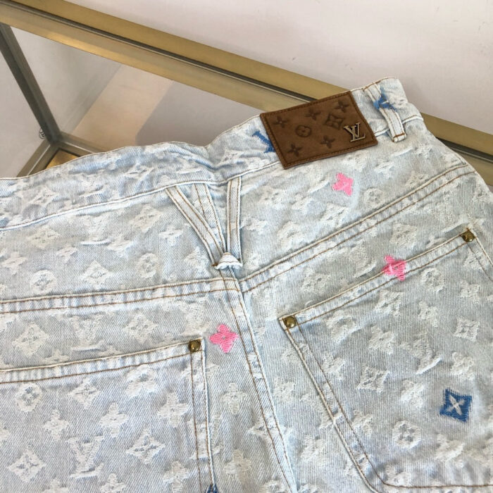 Shorts in denim di lusso con logo in pelle e dettagli colorati vivaci.