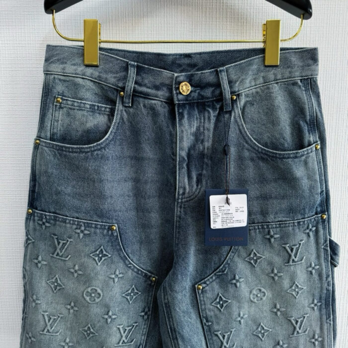 Jeans Louis Vuitton in denim blu con dettagli floreali e monogramma, eleganti e alla moda.