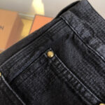 Jeans neri di lusso con bottoni dorati e dettagli eleganti in denim di alta qualità.