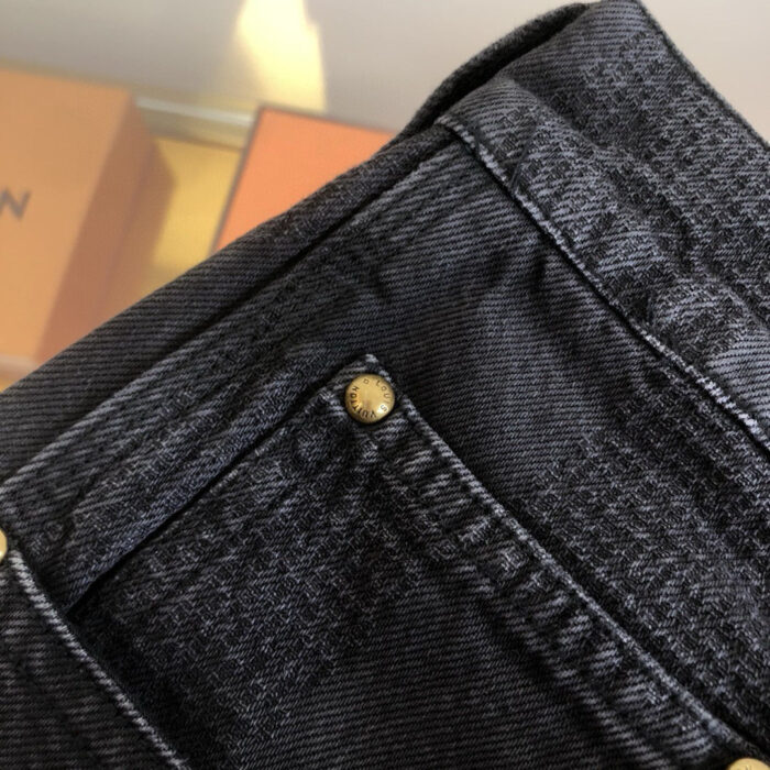 Jeans neri di lusso con bottoni dorati e dettagli eleganti in denim di alta qualità.