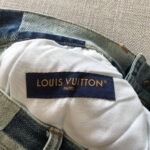 Etichetta Louis Vuitton su jeans di lusso, dettaglio raffinato e stile elegante.