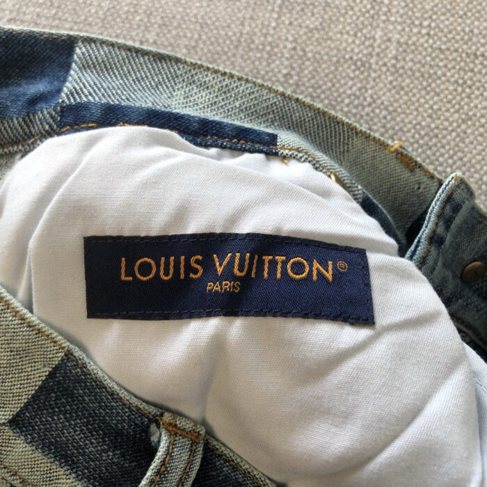 Etichetta Louis Vuitton su jeans di lusso, dettaglio raffinato e stile elegante.