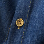 Jeans Louis Vuitton in denim blu con bottone dorato e cuciture gialle di alta qualità.