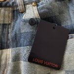 Jeans Louis Vuitton in denim checkered con etichetta elegante e dettagli di alta moda.