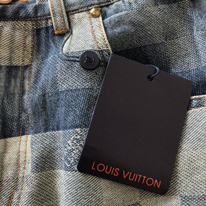 Jeans Louis Vuitton in denim checkered con etichetta elegante e dettagli di alta moda.