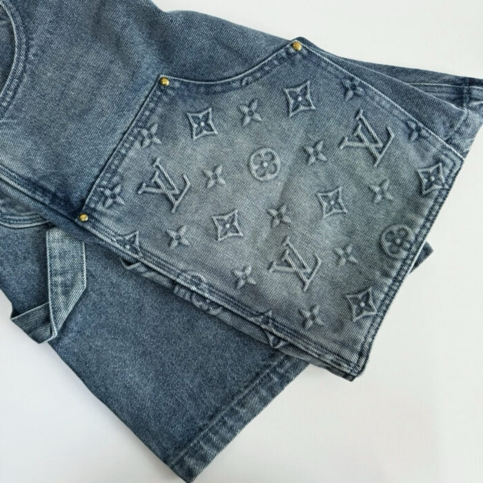 Gilet jeans Louis Vuitton con monogramma, dettagli metallici e stile casual-lusso.