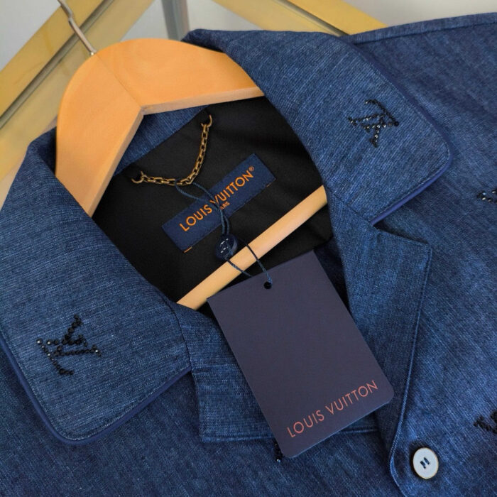 Camicia denim Louis Vuitton di lusso con dettagli eleganti e logo iconico.