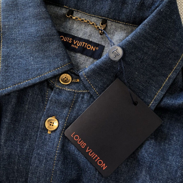 Camicia in denim Louis Vuitton con bottoni dorati e dettagli di lusso elegante.