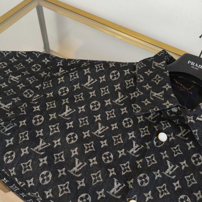 Camicia di jeans Prada con logo iconico e dettagli eleganti in stile di lusso.