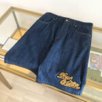 Shorts in denim Louis Vuitton con ricamo dorato, stile casual e lusso sofisticato.