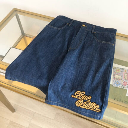 Shorts in denim Louis Vuitton con ricamo dorato, stile casual e lusso sofisticato.