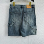Shorts in denim Louis Vuitton monogramma, stile luxury, tasche posteriori con logo LV.